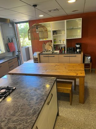 Mesa rústica madera con 2 bancos