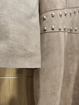 Vestido Antelina color Topo con tachuelas doradas