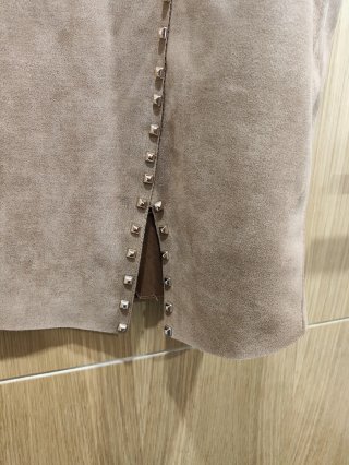Vestido Antelina color Topo con tachuelas doradas