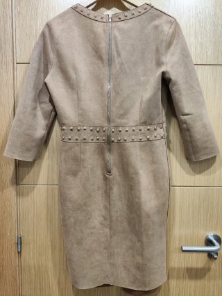 Vestido Antelina color Topo con tachuelas doradas