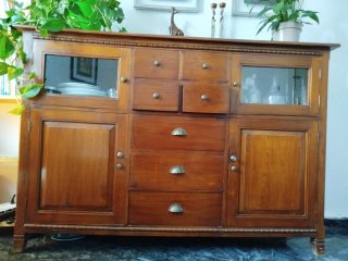 Aparador de madera de teca con vitrina