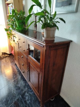 Aparador de madera de teca con vitrina