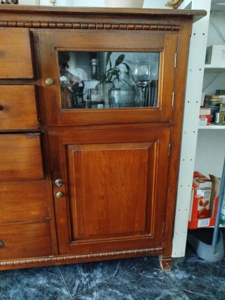 Aparador de madera de teca con vitrina