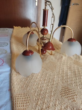 Lámpara de techo dorada con 3 tulipas