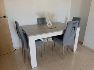 Mesa de comedor extensible gris y blanca