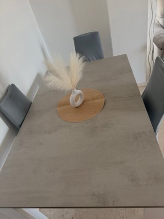 Mesa de comedor extensible gris y blanca