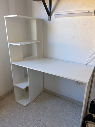 Escritorio blanco con estantería