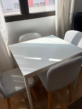 Mesa extensible IKEA y 4 sillas tapizadas