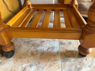 Mesa auxiliar madera pino con ruedas