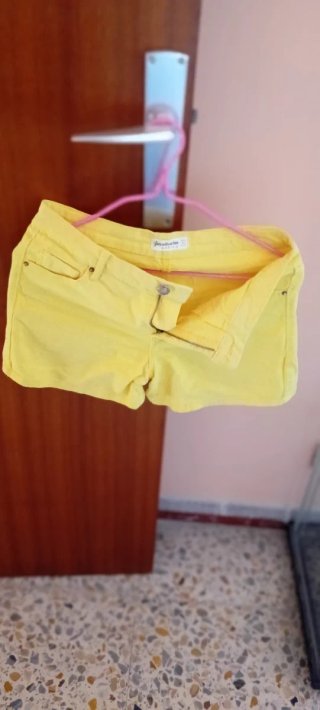 Pantalones cortos Stradivarius amarillos Talla 34