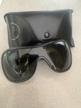Gafas de sol Ray-Ban negras y marrones