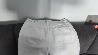 Pantalón vaquero blanco con tachuelas