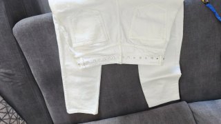 Pantalón vaquero blanco con tachuelas