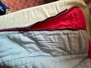 Saco de dormir gris con cremallera