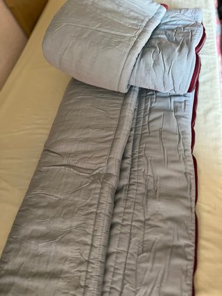 Saco de dormir gris con cremallera