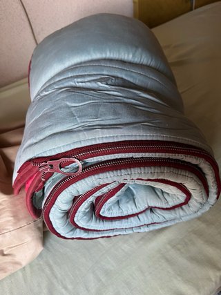 Saco de dormir gris con cremallera