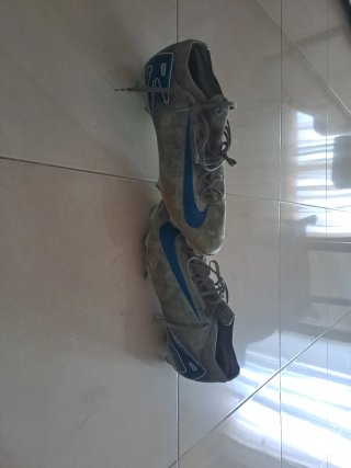 Botas de fútbol Nike grises y azules