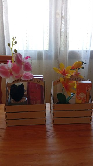 Cesta regalo abanico y flor o cualquier diseño