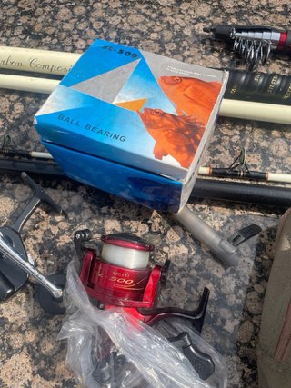 3 cañas de pesca, 2 carretes y funda
