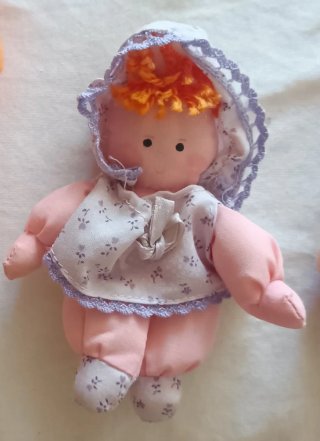3 piccole bambole di peluche e stoffa