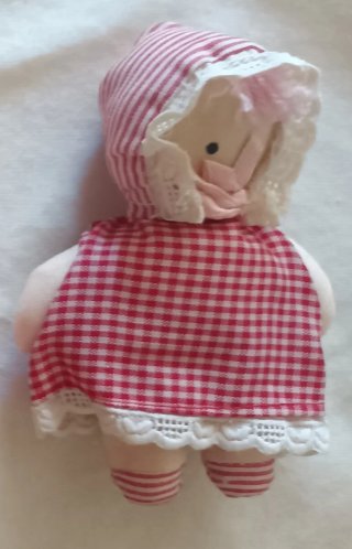 3 piccole bambole di peluche e stoffa