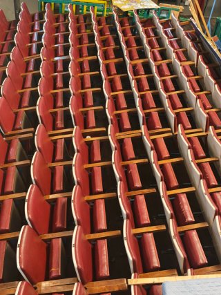 Butacas y sillas antiguas de teatro