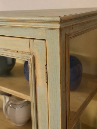 Alacena rústica de madera con puertas de cristal