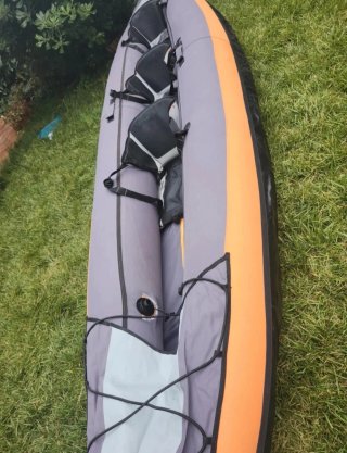 Kayak hinchable naranja y gris