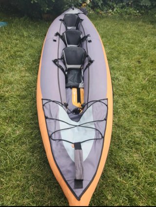 Kayak hinchable naranja y gris