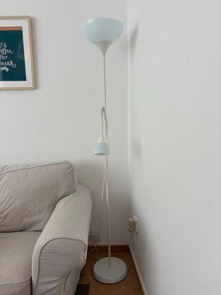 Lámpara de pie IKEA con luz lectura
