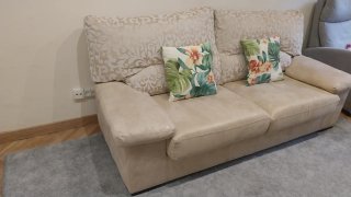 Sofá de 2 plazas beige se puede veer