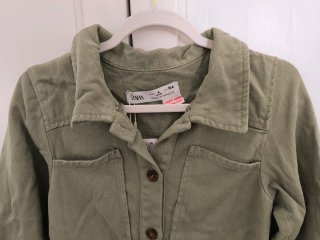 Mono verde de Zara para niña