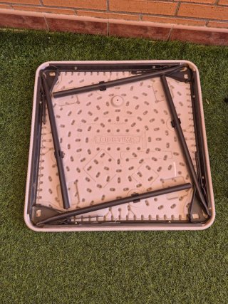 Mesa y 2 sillas infantiles rojas