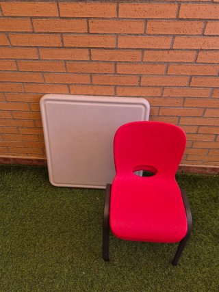 Mesa y 2 sillas infantiles rojas
