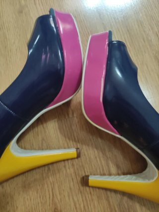 Zapatos tacón peep toe azul y rosa. Marca Refresh