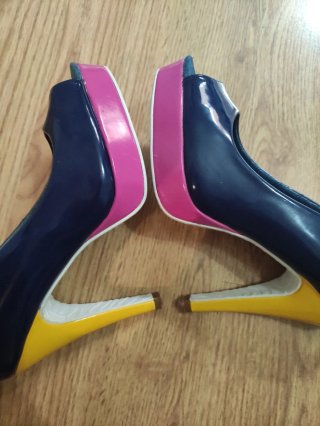 Zapatos tacón peep toe azul y rosa. Marca Refresh