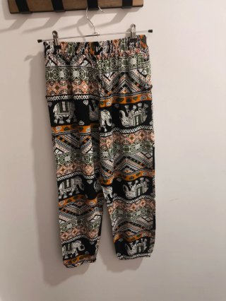 Pantalones fresquitos con estampado de elefantes