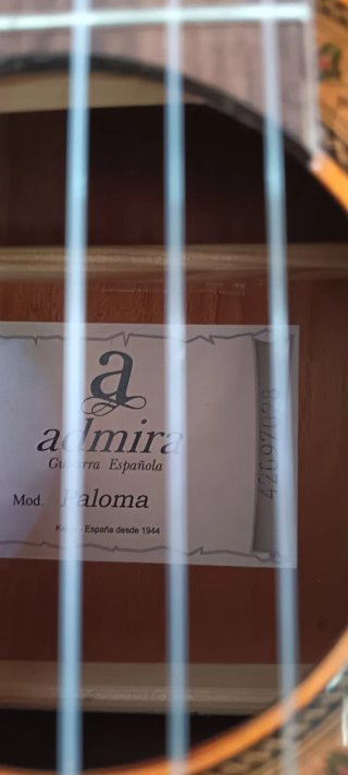 Guitarra Clásica Madera Natural admira Paloma está