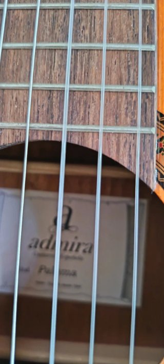 Guitarra Clásica Madera Natural admira Paloma está