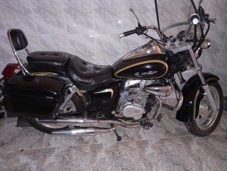 Moto Kenrod 125 cc Cruiser Negra y Dorada