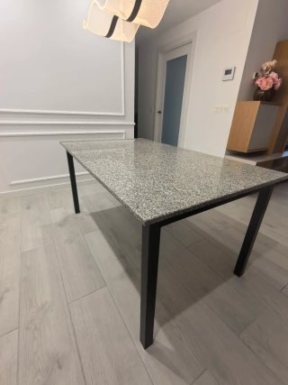 Mesa de granito con patas negras