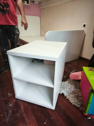 Mesilla blanca de madera y plástico