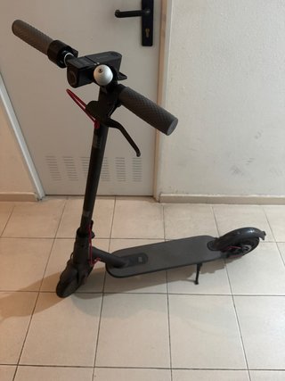 Patinete Xiaomi M365 Negro. Rueda maciza atrás.