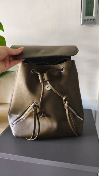 Bolso verde estilo mochila