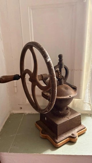 Molinillo de café antiguo de hierro fundido