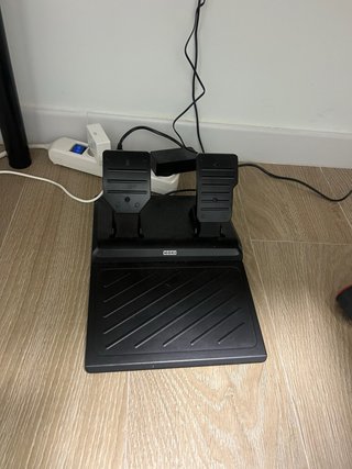 Volante Thrustmaster PS4/PS5/PC + Pedales