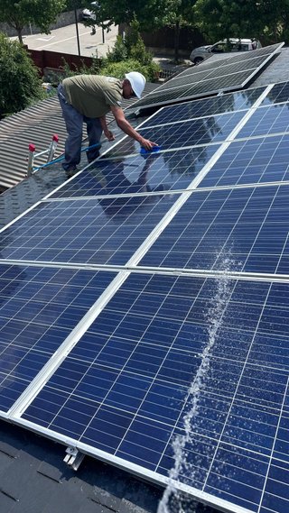 Se hacen mantenimiento de limpieza de placas solar