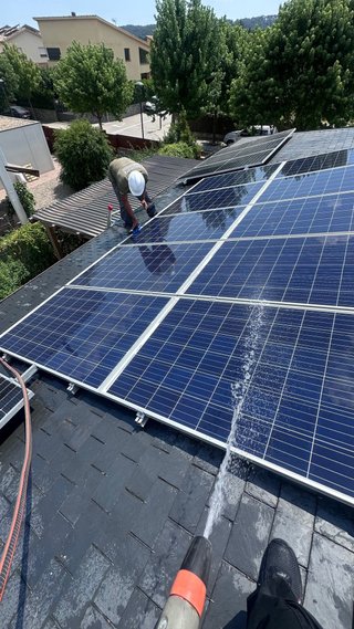 Se hacen mantenimiento de limpieza de placas solar