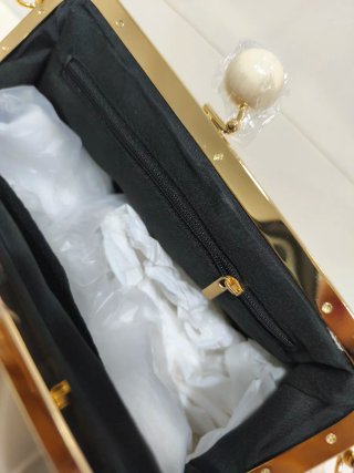 Bolso de fiesta blanco y dorado
