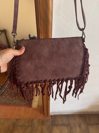 Gonna blu, top argento, borsetta bordeaux